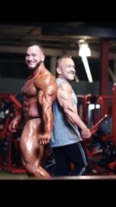 hunter labrada e suo padre lee labrada durante un servizio fotografico per la rivista muscular development dopo la vittoria al tampa pro ifbb 2020